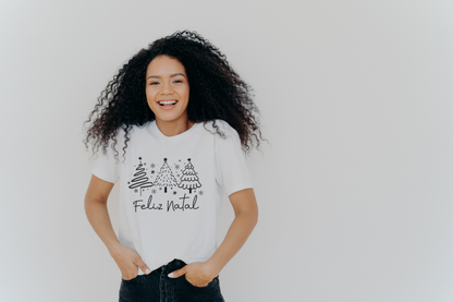 Camiseta Feliz Natal - Estampa de Árvores Minimalistas